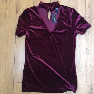Velvet top . Choker neck .
